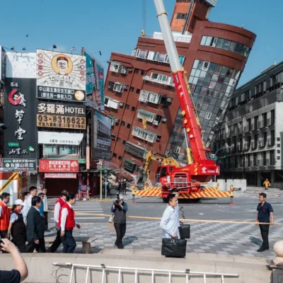 Terremoto em Taiwan: Mais de 100 pessoas continuam presas sob escombros