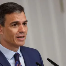 Pedro Sánchez anuncia que permanecerá no cargo de primeiro-ministro da Espanha