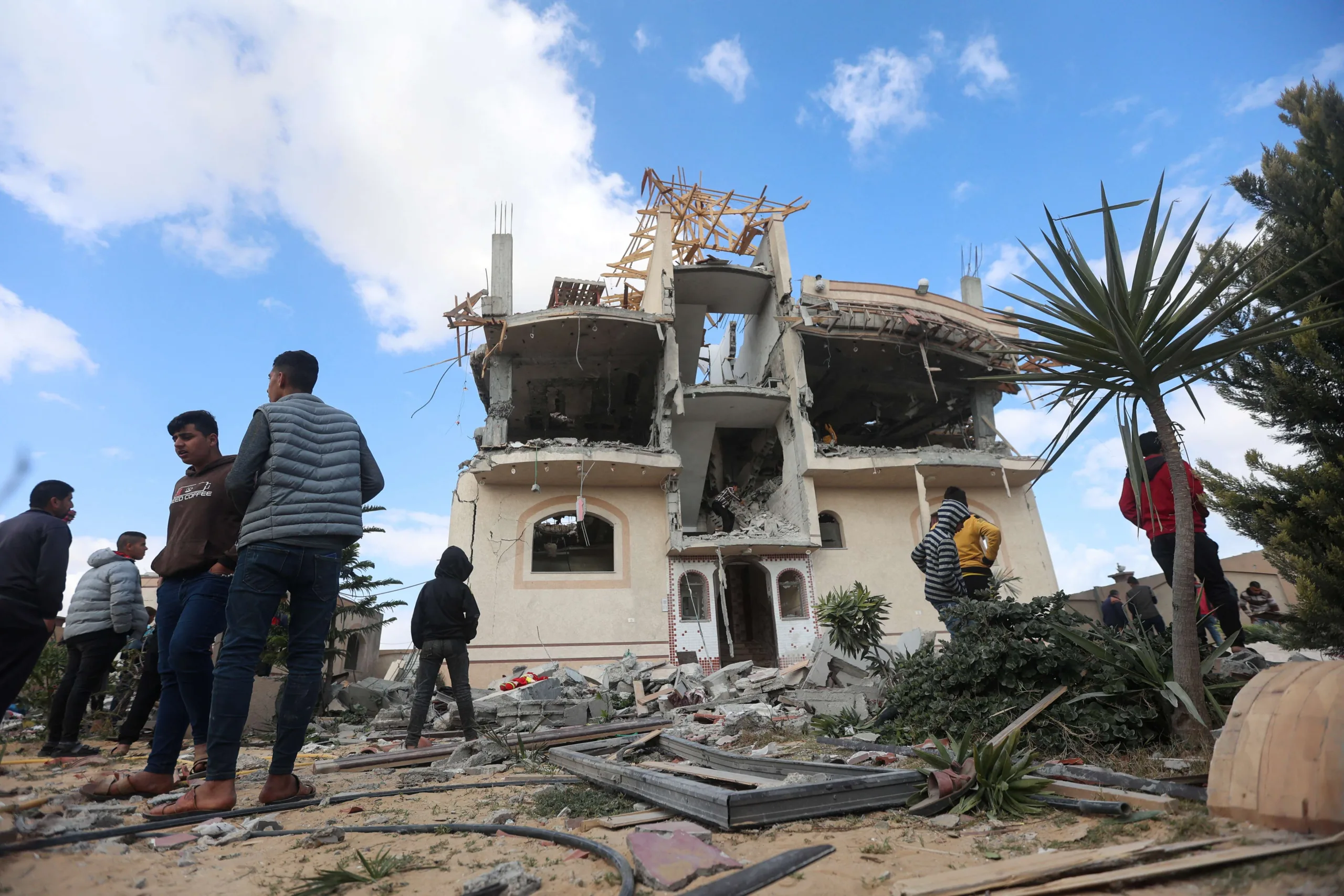 Colonos israelenses atacam aldeia palestina após morte de adolescente