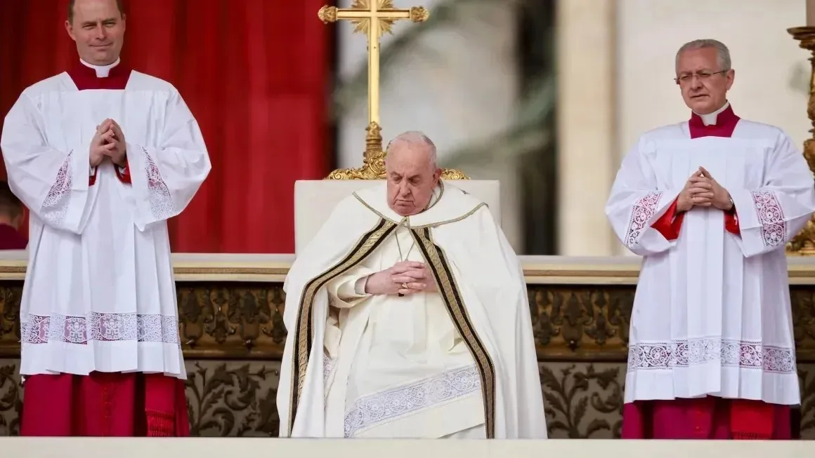 Papa Francisco realiza missa de Páscoa em meio a preocupações com sua saúde