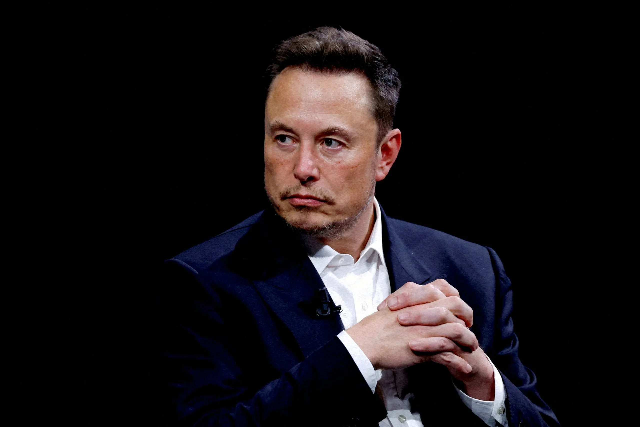 Elon Musk desafia decisão judicial e cancela bloqueio de “determinadas contas populares” do X no Brasil