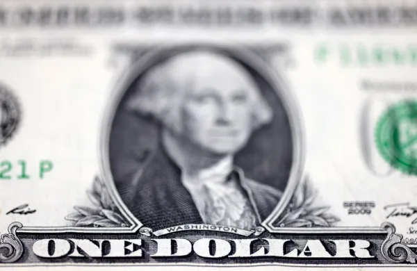 Dólar hoje fecha em alta após 3ª quedas consecutivas, com ajuda do exterior