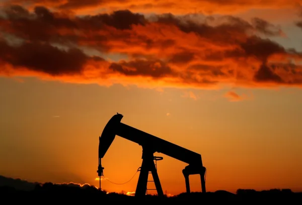 Desaceleração na atividade dos EUA e Oriente Médio fazem petróleo cair