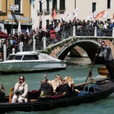 Veneza começa a cobrar taxa de turistas nesta quinta (25); veja quem tem que pagar