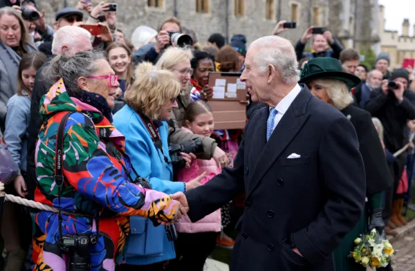 Rei Charles retoma funções públicas após diagnóstico de câncer