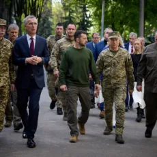 Confiança da Ucrânia na Otan foi abalada por falha em fornecer armas, diz Stoltenberg