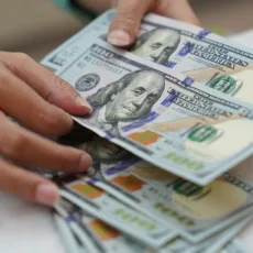 Dólar hoje opera em ligeira alta, após ajustes e à espera de dados econômicos