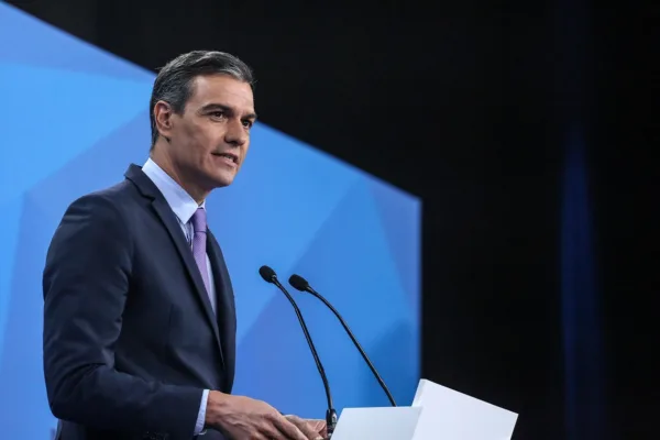 Primeiro-ministro da Espanha põe fim ao suspense e decide continuar o cargo