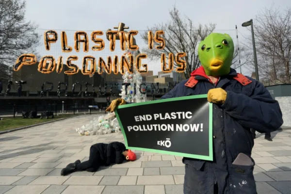 Lobistas da indústria do petróleo ‘invadem’ debate sobre redução da poluição gerada pelo plástico