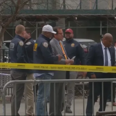 Homem que se incendiou do lado de fora de tribunal em NY morreu, diz policial