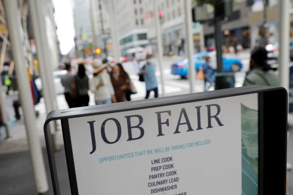 Pedidos semanais de auxílio-desemprego nos EUA têm queda inesperada