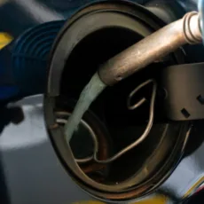 Gasolina vai a R$ 5,84 e é negociada pelo maior valor em 38 semanas