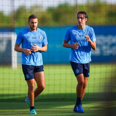 Geromel e Bruno Uvini voltam aos treinos no Grêmio