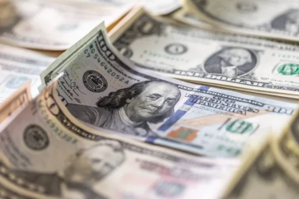 Dólar hesita com relato de fluxo comercial, mas retoma alta por exterior e fiscal