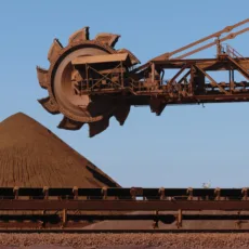 Minério de ferro recua com mercado de aço chinês em baixa