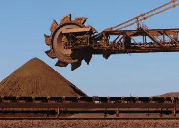 Minério de ferro recua com mercado de aço chinês em baixa