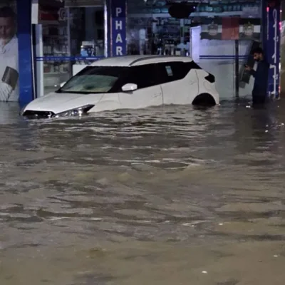 Aeroporto de Dubai luta para retomar voos após chuvas deixarem pistas inundadas