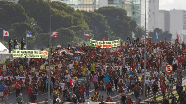 Indígenas marcham até o Planalto durante reunião de Lula e Guajajara