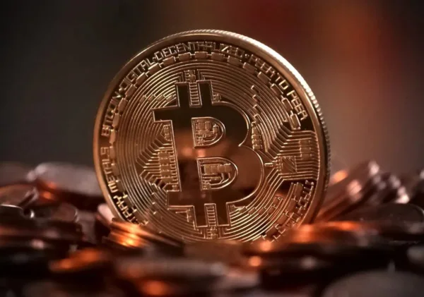 Criptomoedas: bitcoin cai 3%, oscilando após halving e rali