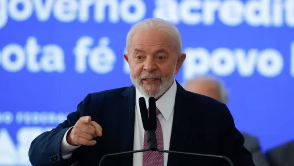 Bancos não foram preparados pra receber pobre, diz Lula