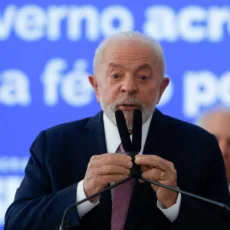 Lula diz que não reclamará de juros, mas que situação está “difícil”
