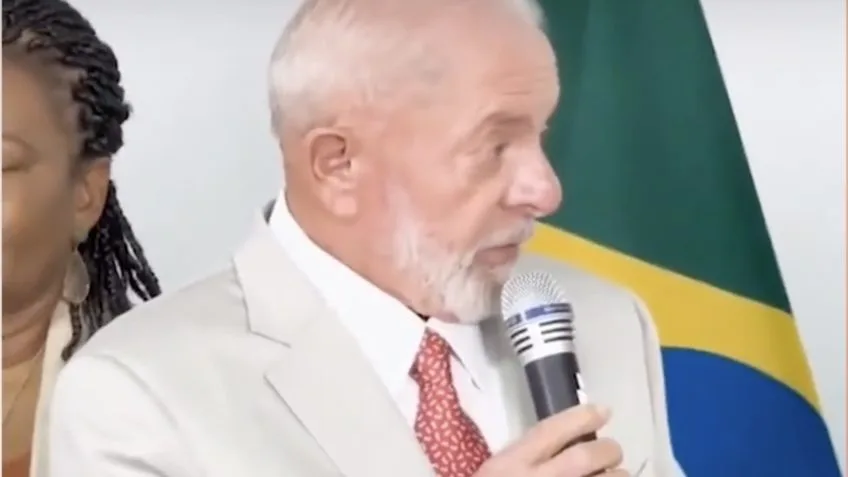 Lula usa gravata em homenagem a cachorro que morreu em voo da GOL
