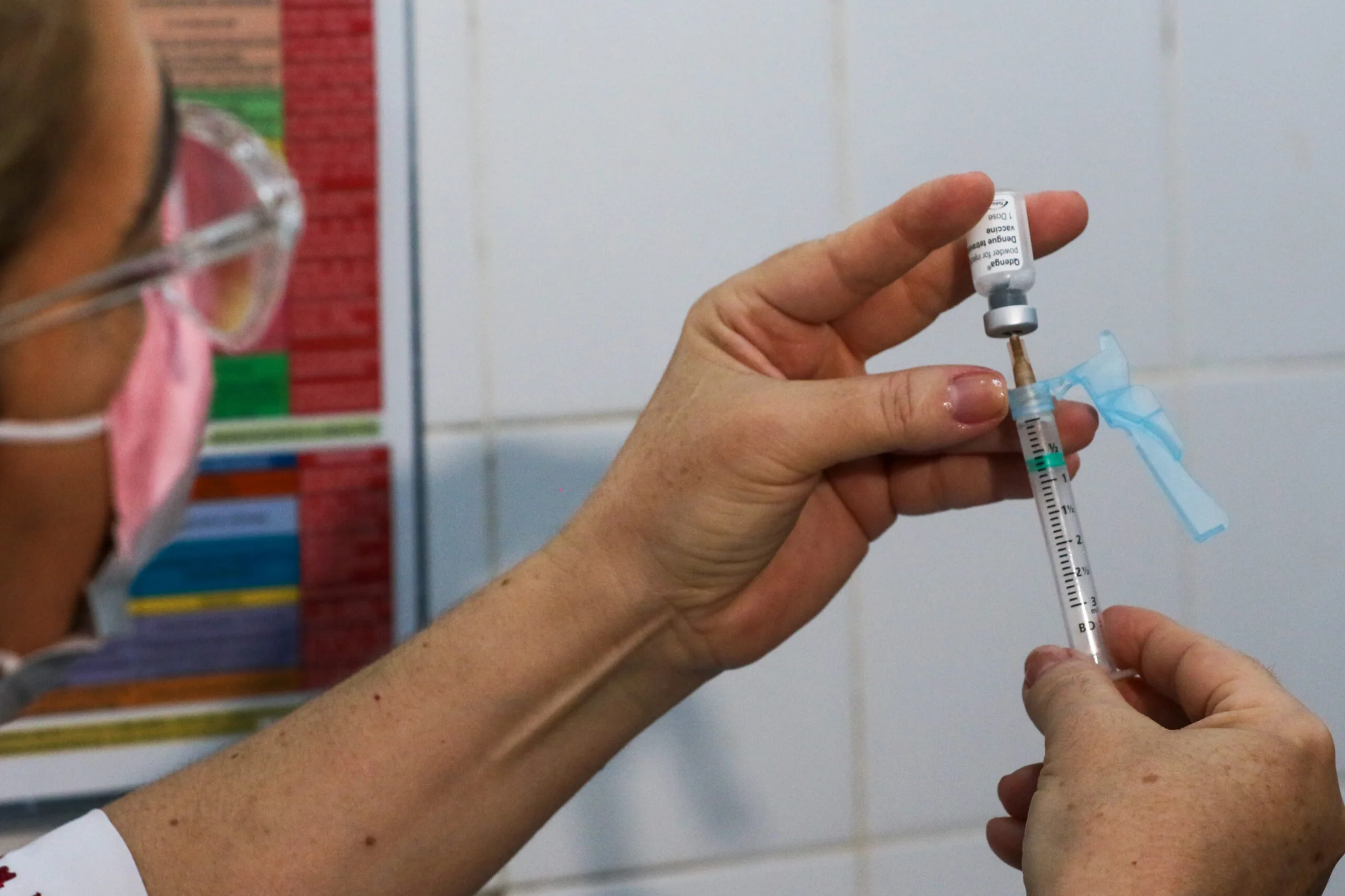 Vacinação contra dengue começa em SP na quinta-feira