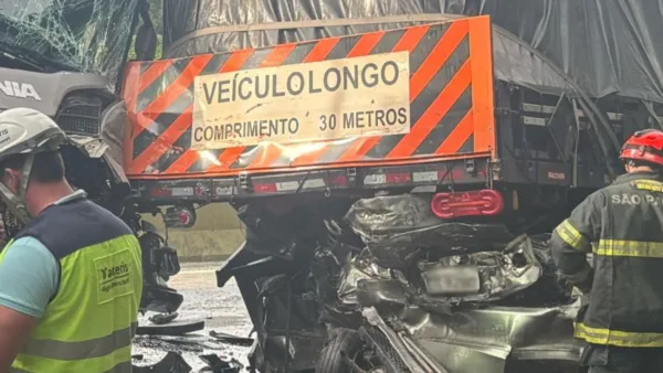 Batida entre caminhões e carro em rodovia em SP deixa 4 mortos