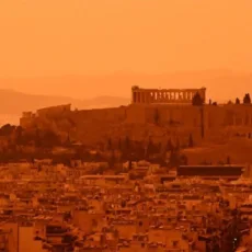 Poeira do Saara deixa o céu de Atenas laranja