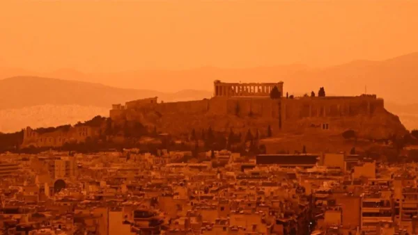 Poeira do Saara deixa o céu de Atenas laranja