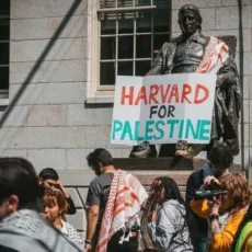 100 manifestantes pró-Palestina são detidos em universidade dos EUA