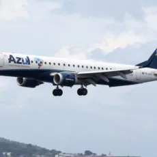 Azul (AZUL4) receberá investimento bilionário da Embraer (EMBR3); saiba mais