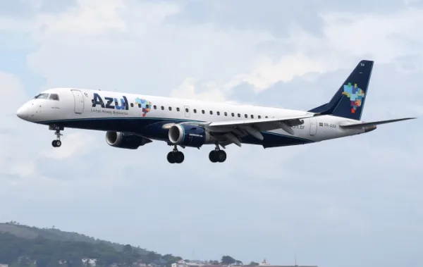 Azul (AZUL4) receberá investimento bilionário da Embraer (EMBR3); saiba mais