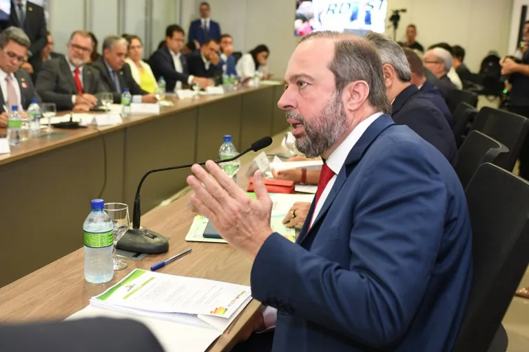 Ministro fala em rever contratos de distribuição de energia: “Não atendem mais”