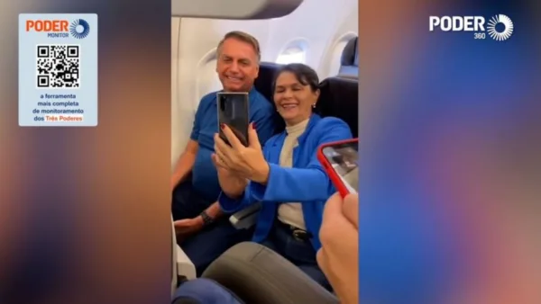 Em voo para Florianópolis, Bolsonaro tira fotos com apoiadores