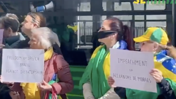Brasileiros se manifestam em Londres contra ministros do STF