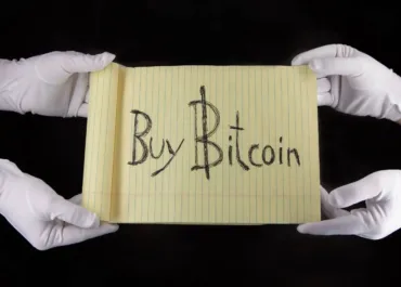 Papel escrito “compre Bitcoin” vai a leilão e tem lance de R$ 700 mil