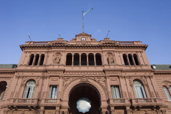 Com Milei, bolsa argentina teve alta de 84% no 1º tri de 2024. Vale investir?