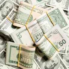 Moedas globais: dólar fecha em alta renovando máximas frente ao iene