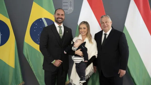 Eduardo Bolsonaro leva filho para conhecer Viktor Orbán na Hungria