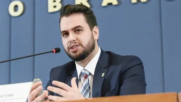 PGR pede que Filipe Martins autorize EUA a fornecer dados de suas viagens