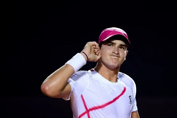 Elogios de Federer, Alcaraz e Djokovic: quem é o jovem tenista brasileiro João Fonseca