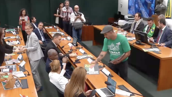 Homem com blusa do Hamas entrega panfletos em comissão da Câmara