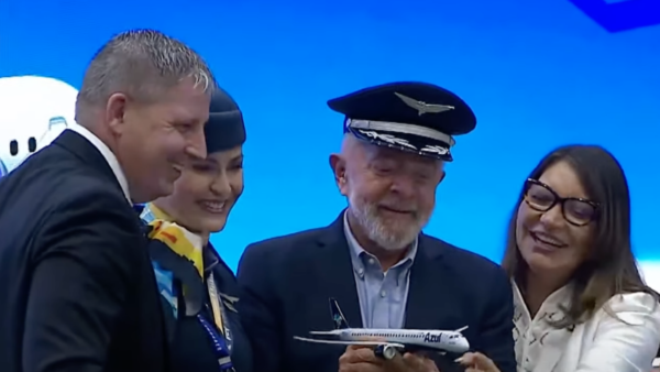 Em evento, Lula ganha quepe de piloto da Azul