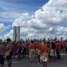 Indígenas fazem ato na Esplanada e cobram Lula por demarcação