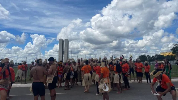 Indígenas fazem ato na Esplanada e cobram Lula por demarcação