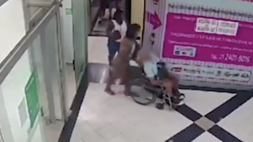 Novo vídeo mostra mulher andando em shopping com corpo de idoso morto