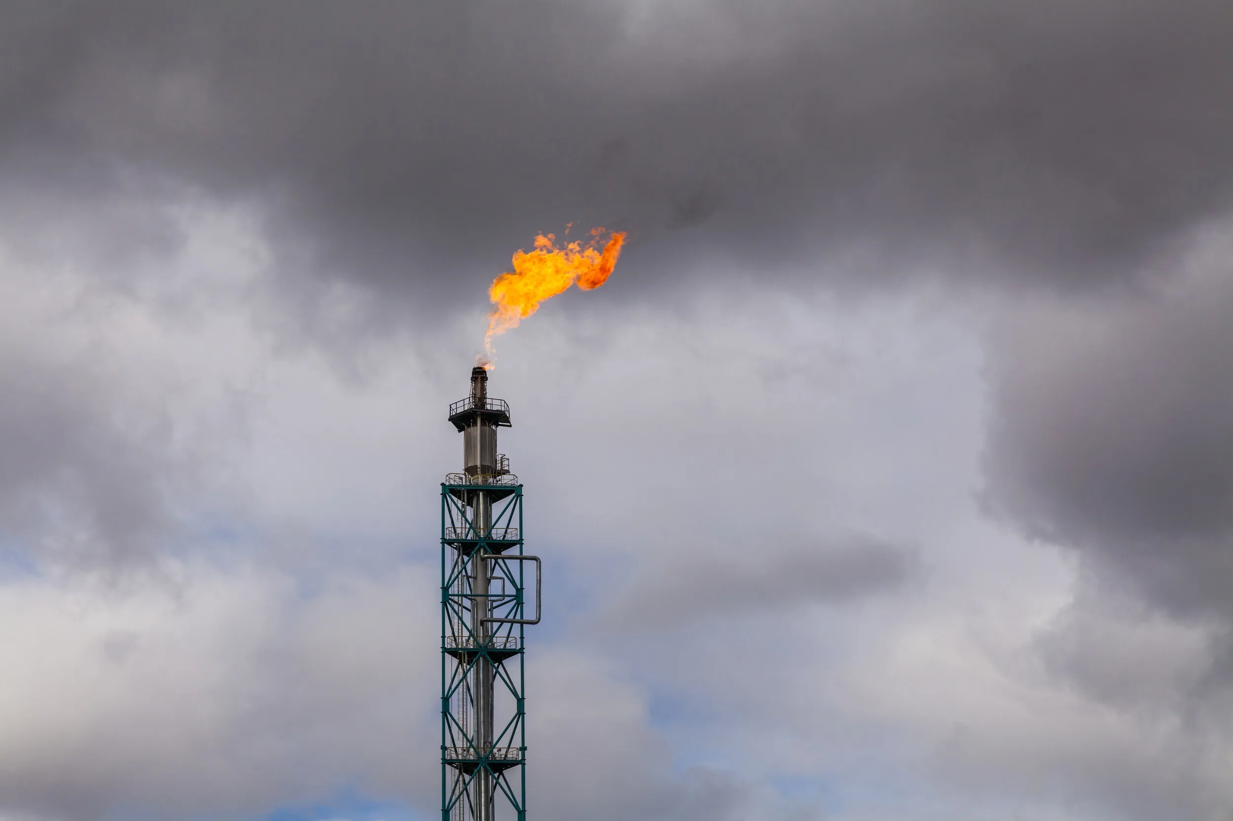 Petróleo fecha em queda após Israel reduzir tropas no sul de Gaza