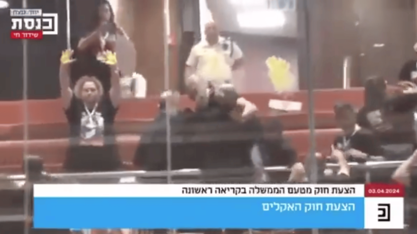 Famílias de reféns jogam tinta no Parlamento de Israel