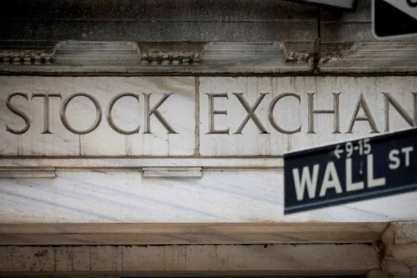 Bolsas de NY fecham mistas, com pressão de Treasuries e salto de 12% da Tesla